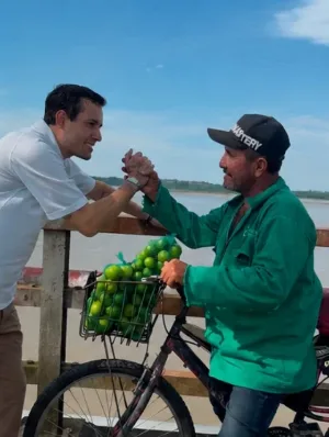 Alvarán saluda a un ciclista que transporta una carga de limones junto al río