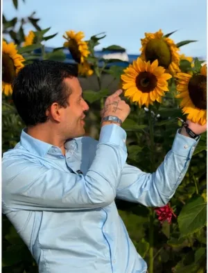 Alvarán observa un cultivo de girasoles