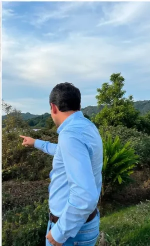 Alvarán señala hacia el paisaje de montaña durante una visita