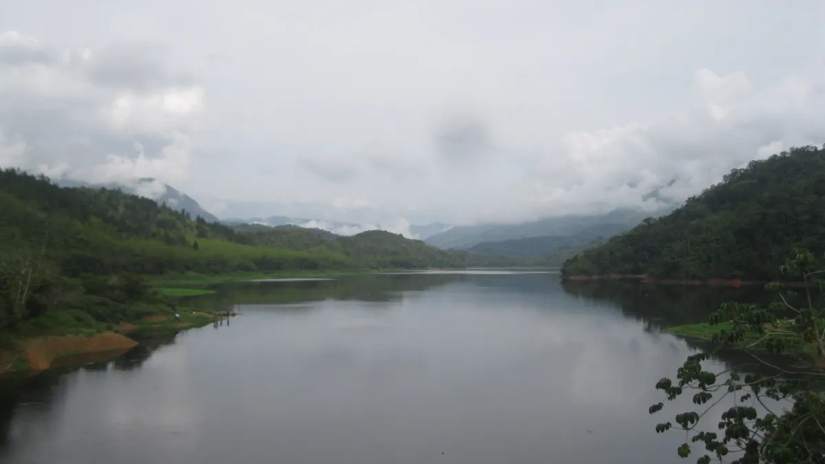 La represa de Amalfi, entre montañas cubiertas de bosque