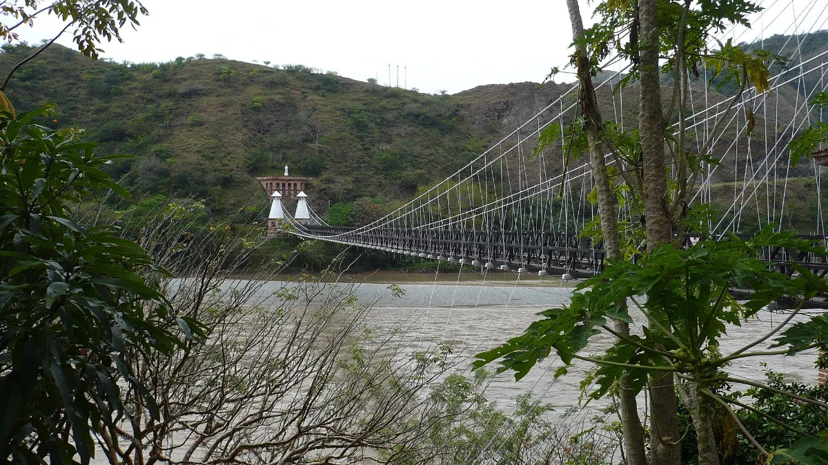 El Puente de Occidente sobre el río Cauca