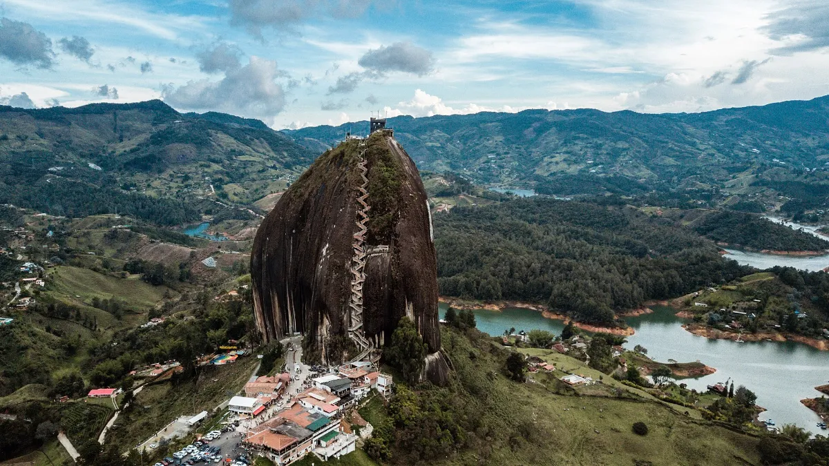 La Piedra del Peñol sobre el embalse de Guatapé y sus islas