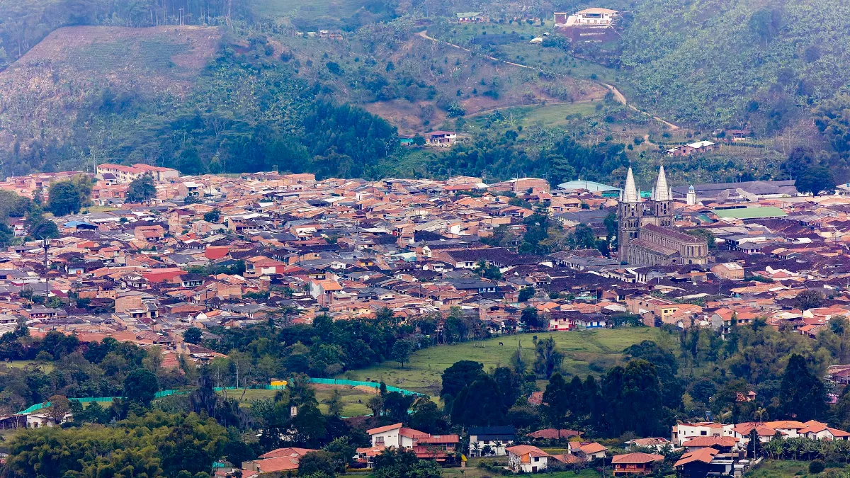 Panorámica de Jardín, con su iglesia entre las montañas del Suroeste